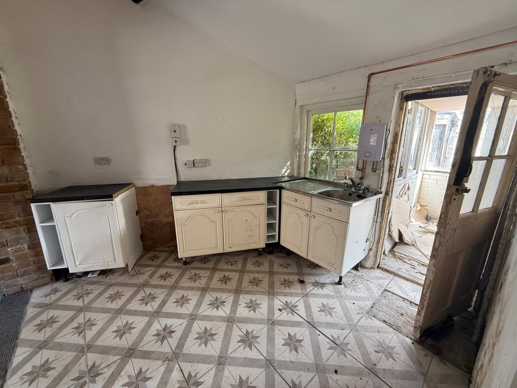 Lot: 98 - FREEHOLD BUILDING WITH PLANNING FOR EXTENSION - Flat B kitchen